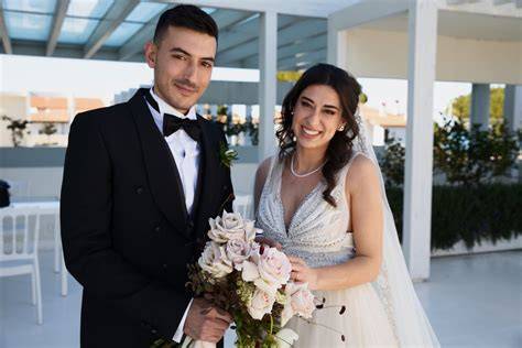 Coppia che organizza matrimonio con genitori assenti