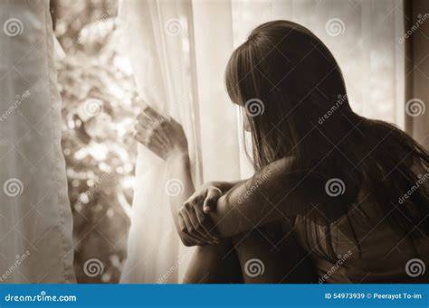 Donna triste che guarda inviti di matrimonio