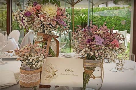 Dettaglio di un allestimento floreale per matrimonio