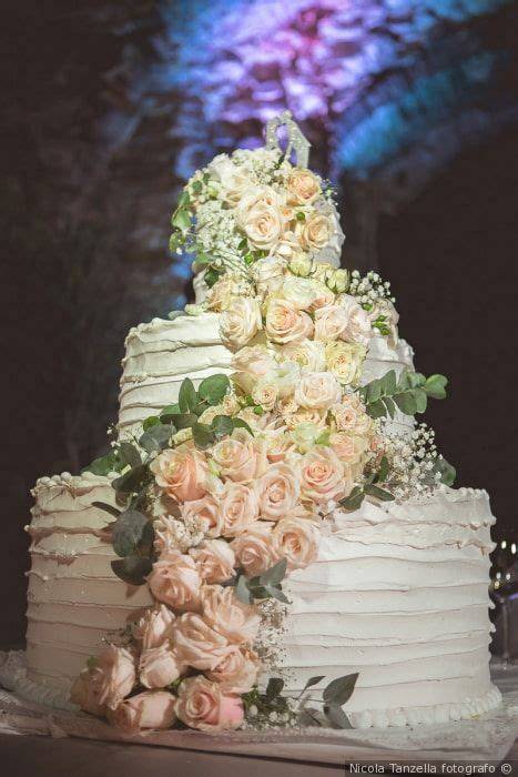 Torta nuziale con doppia cascata di fiori