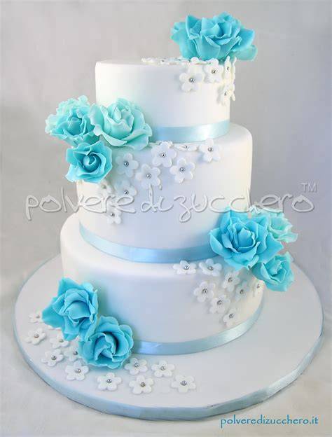 Torta nuziale tonalità latte con fiori di zucchero