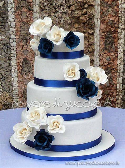Torta nuziale con decorazioni blu e bianche