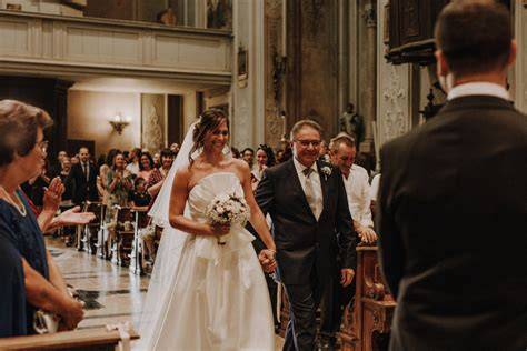 Coppia che parla con un parroco per le pubblicazioni di matrimonio