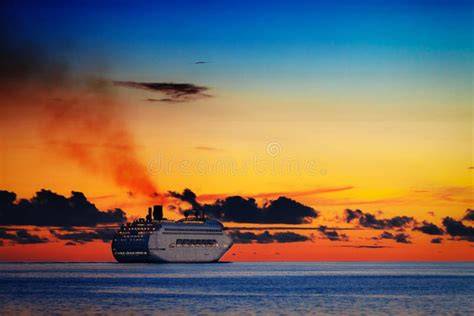Nave da crociera in mare al tramonto