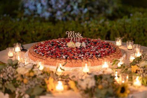 Composizione di una torta nuziale fatta con pizza