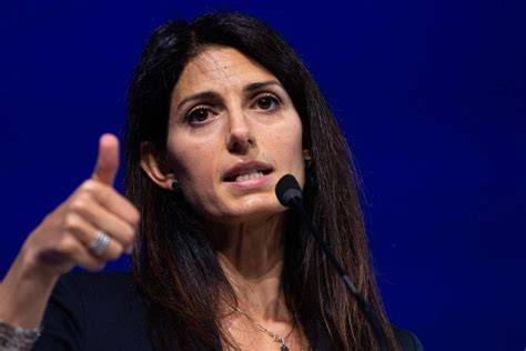 Virginia Raggi che presta giuramento come Sindaco di Roma