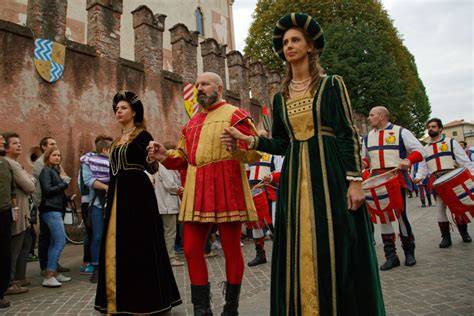 Rievocazione storica con persone in costumi rinascimentali