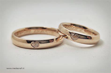 Esempi di incisioni personalizzate su fedi nuziali: date, iniziali, frasi d'amore