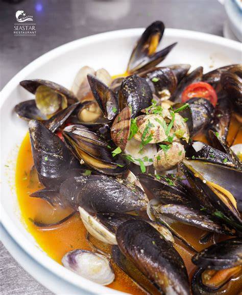 Piatto tipico italiano servito in un ristorante sul mare
