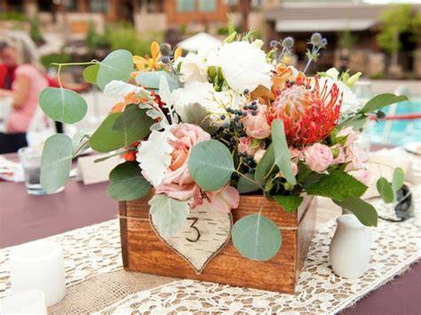 Matrimonio a tema country con baule in legno come centrotavola