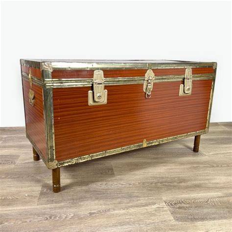 Baule in stile industriale con elementi in metallo e legno