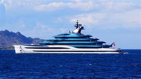 Coppia di celebrità su uno yacht al largo della Sardegna