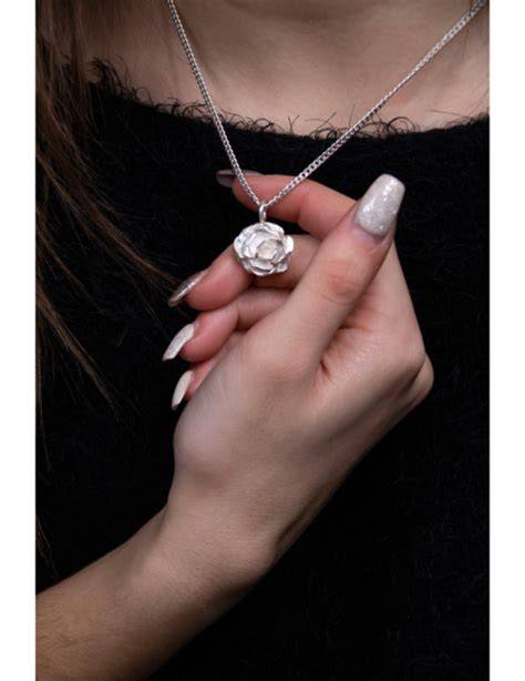 Collana con ciondolo a forma di mughetto