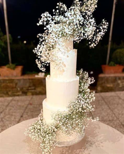 Torta nuziale decorata con mughetti