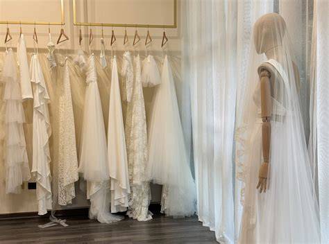 Vetrina elegante di un negozio di abiti da sposa con manichini vestiti con abiti da sposa