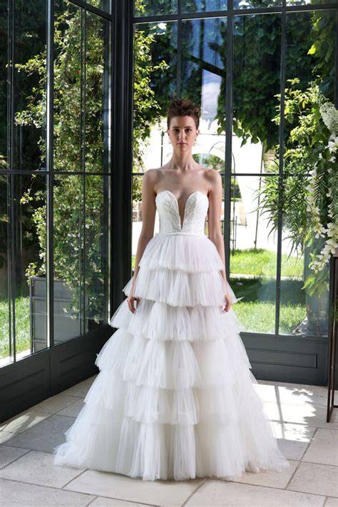 Dettaglio di un tessuto pregiato di un abito da sposa ricamato