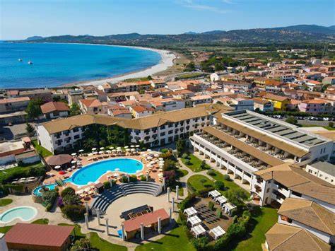 Vista aerea del Cala della Torre Hotel Resort con piscine e vicinanza al mare