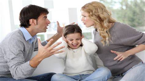 bambino che osserva genitori litigare