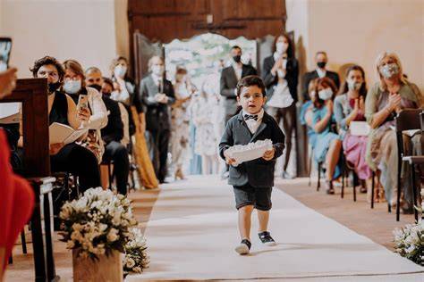 Bambini che portano le fedi all'altare