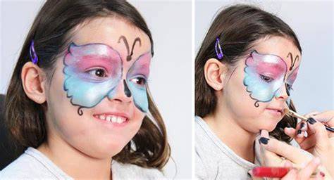 Bambina con trucco da farfalla