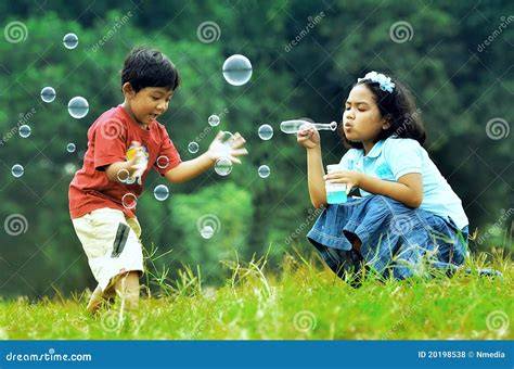 Bambini che giocano con le bolle di sapone