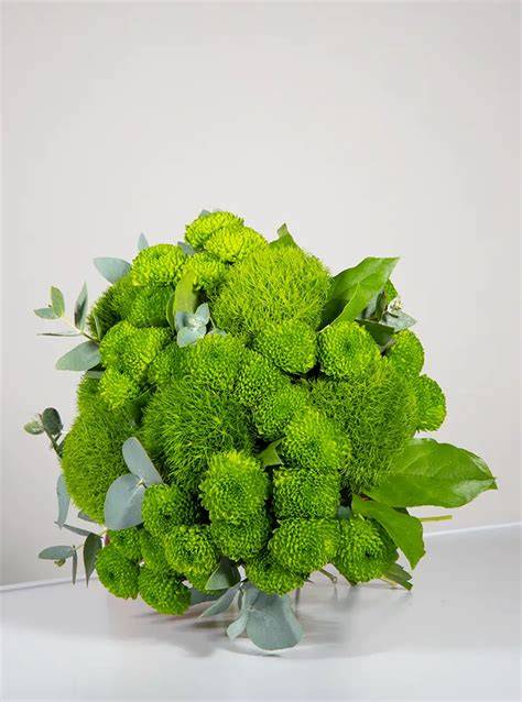 Bouquet con fiori verdi e naturali