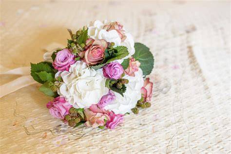 Bouquet per sposa estate con ortensie rosa cipria e dalie bianche