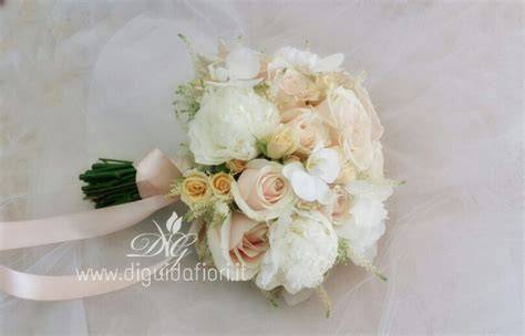 Bouquet di peonie e rose bianche e salmone per seconde nozze