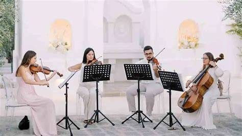 Quartetto d'archi che suona durante una cerimonia di matrimonio