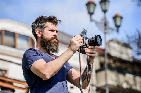 Ritratto di Davide Salerno con attrezzatura fotografica