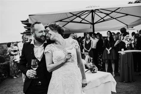 Coppia di sposi felici durante il servizio fotografico