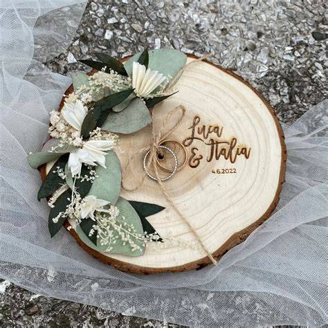 tronco d'albero con fedi nuziali
