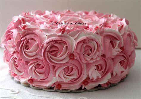 Torta decorata con rose di panna
