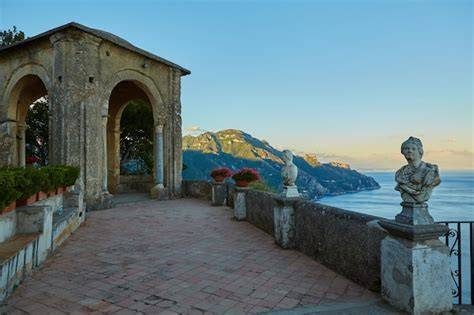 Panorama di Villa Cimbrone con vista sulla Costiera Amalfitana