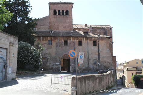 Vista esterna della Basilica dei Santi Quattro Coronati