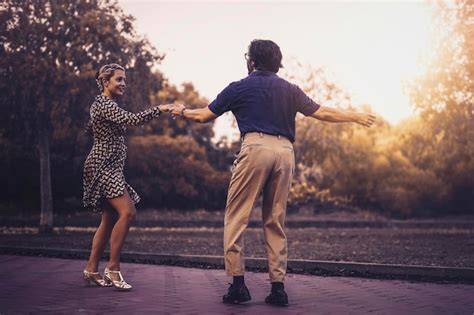 coppia che balla swing