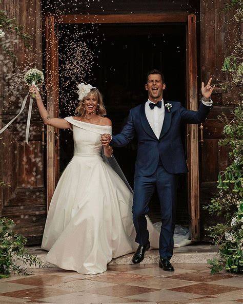 Coppia felice che riceve le foto del matrimonio da un fotografo