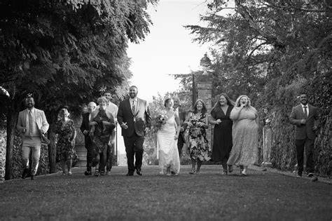 Esempio di foto di matrimonio in bianco e nero, che cattura un momento emozionante