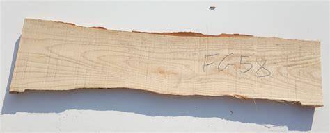Dettaglio del manico ergonomico in legno di frassino del cardatore WIDU®