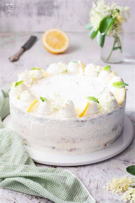 Torta nuziale al limone e sambuco con crema al burro e fiori freschi