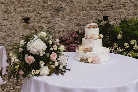 Torta nuziale con cascata di fiori