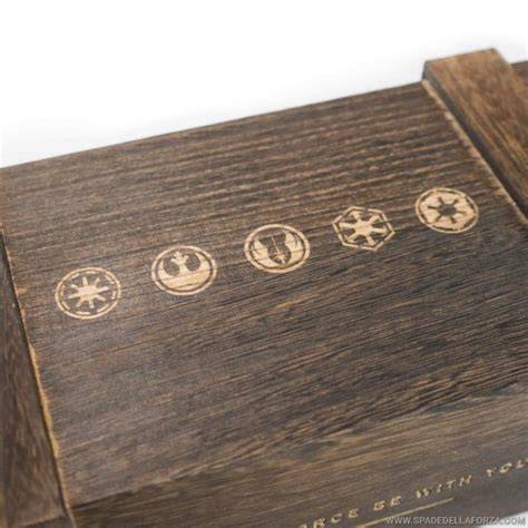 Dettaglio di una scatola in legno vintage con incisioni personalizzate