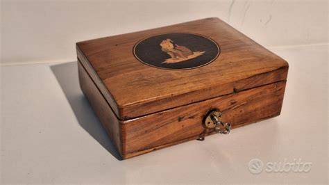 Esempi di scatole in legno vintage utilizzate come decorazioni per matrimoni