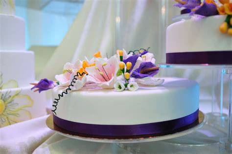 Torta nuziale minimalista con fiore singolo
