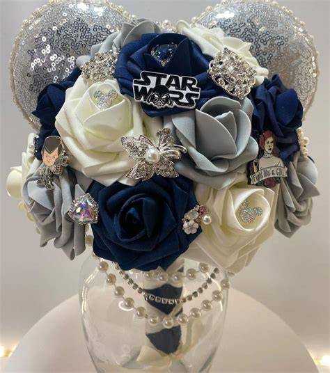 Bouquet da sposa con elementi a tema cinema