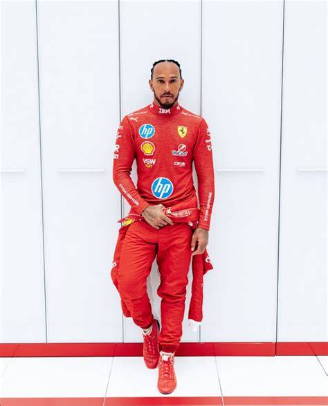 Lewis Hamilton in tuta Ferrari