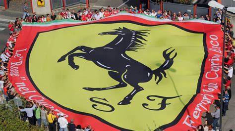 Tifosi Ferrari festeggiano a Maranello
