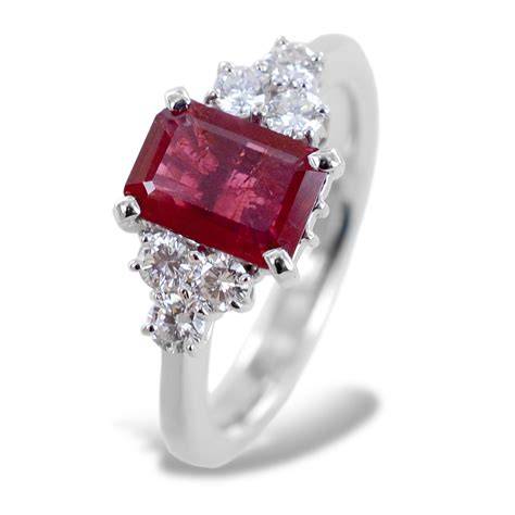 Anello con rubino centrale e diamanti laterali
