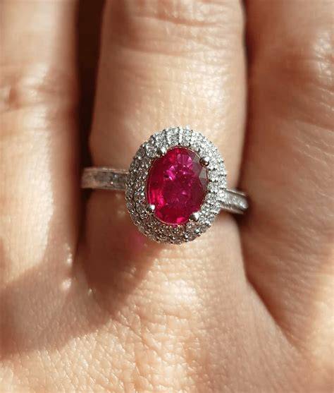 Anello con rubino centrale circondato da diamanti scintillanti