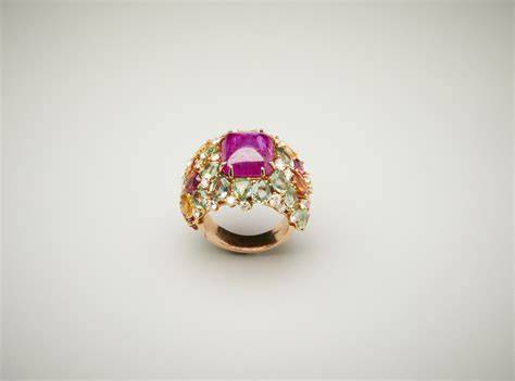 Anello con rubino rosa birmano